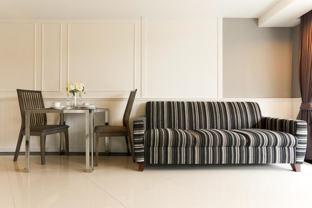 The Capital Resort @ Sukhumvit 50 Bangkok Exterior foto A WAINWRIGHT sofa