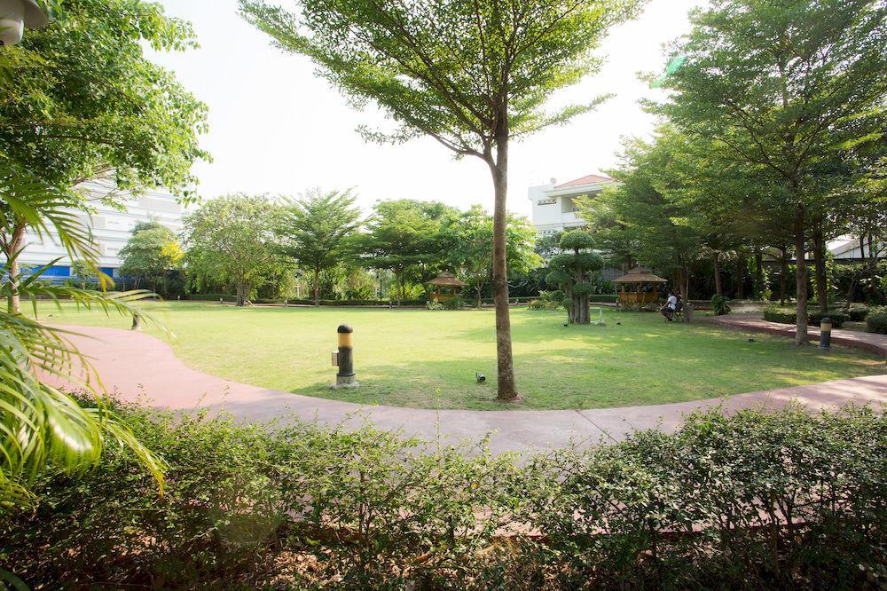 The Capital Resort @ Sukhumvit 50 Bangkok Exterior foto The lawn