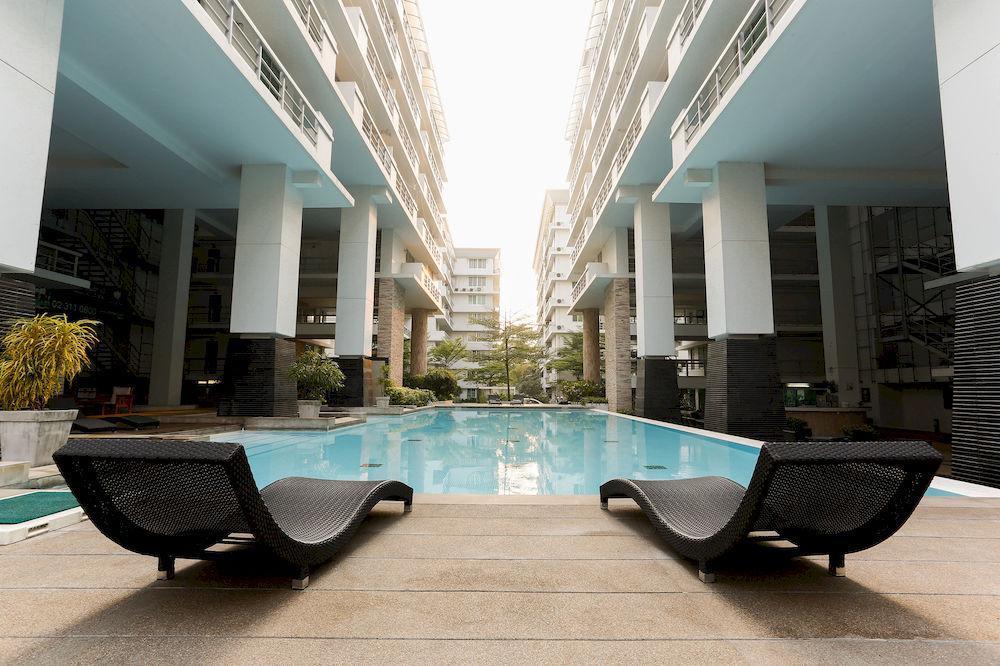 The Capital Resort @ Sukhumvit 50 Bangkok Exterior foto The swimming pool at the 10th floor of the building