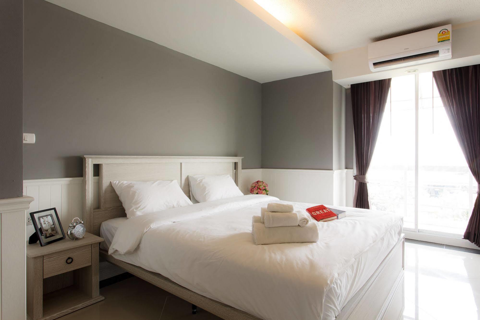 The Capital Resort @ Sukhumvit 50 Bangkok Exterior foto A bedroom in a hotel