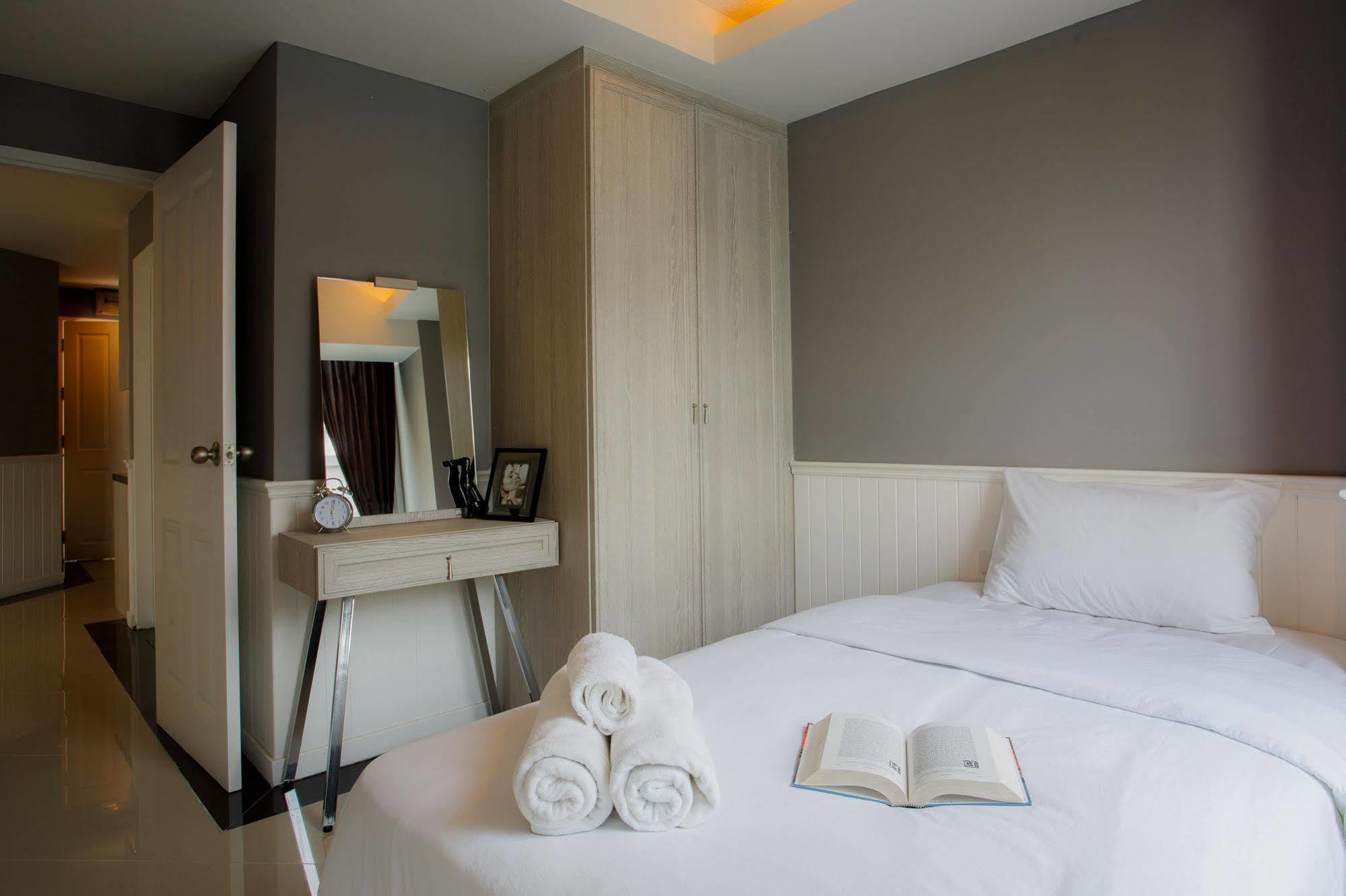 The Capital Resort @ Sukhumvit 50 Bangkok Exterior foto A bedroom in a serviced apartment in Bangkok, Thailand