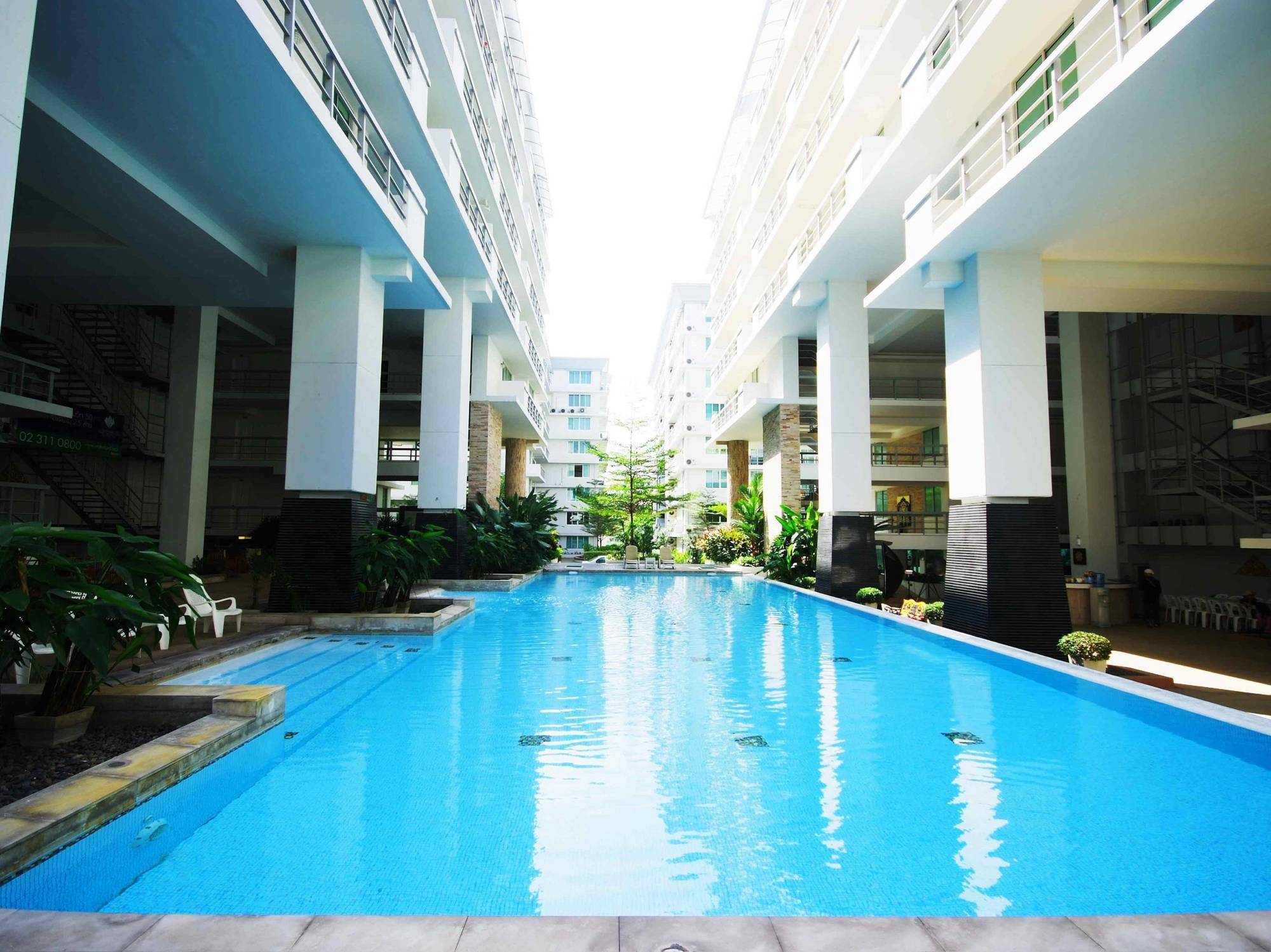 The Capital Resort @ Sukhumvit 50 Bangkok Exterior foto The swimming pool at the 10th floor of the building