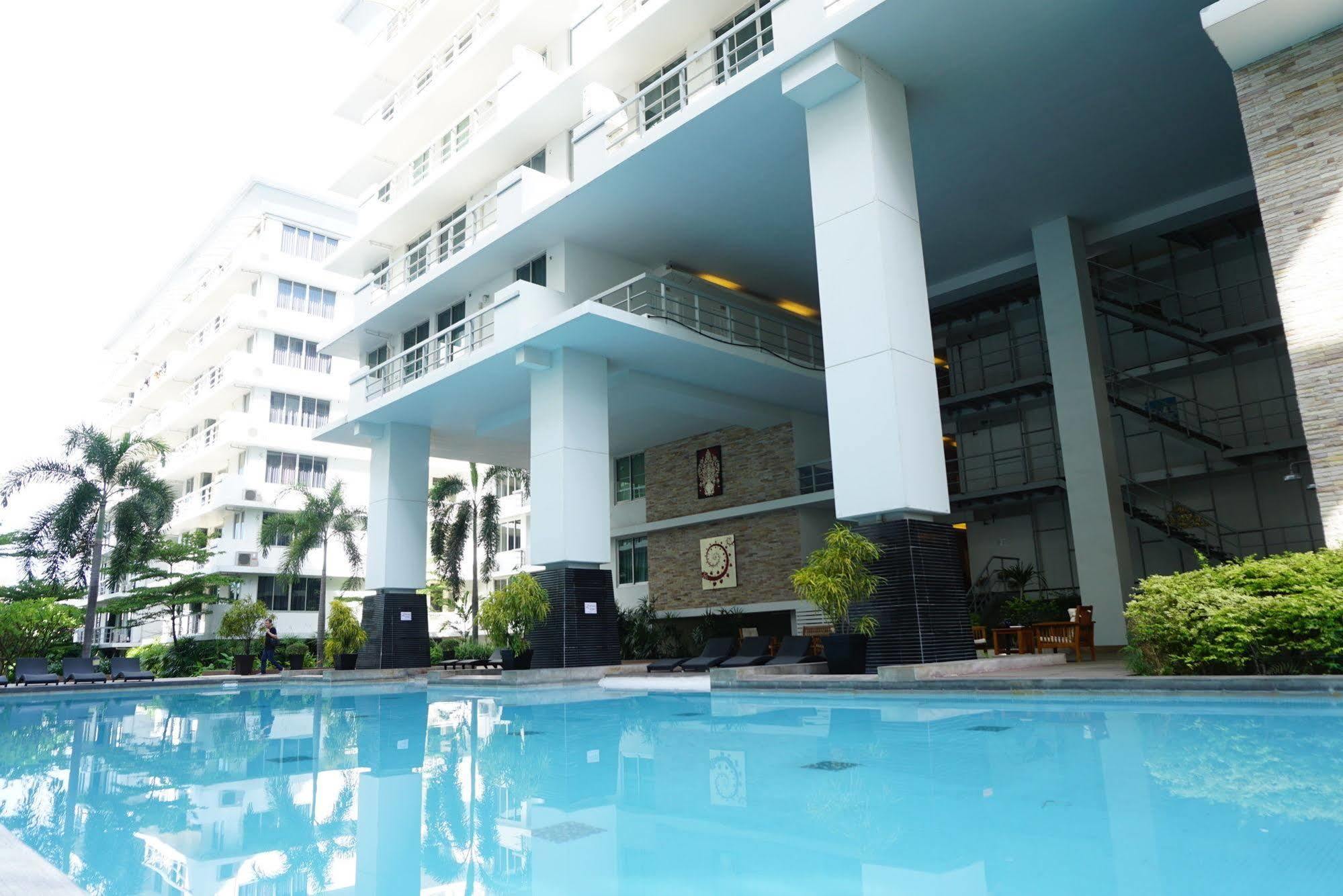 The Capital Resort @ Sukhumvit 50 Bangkok Exterior foto The swimming pool at the 10th floor